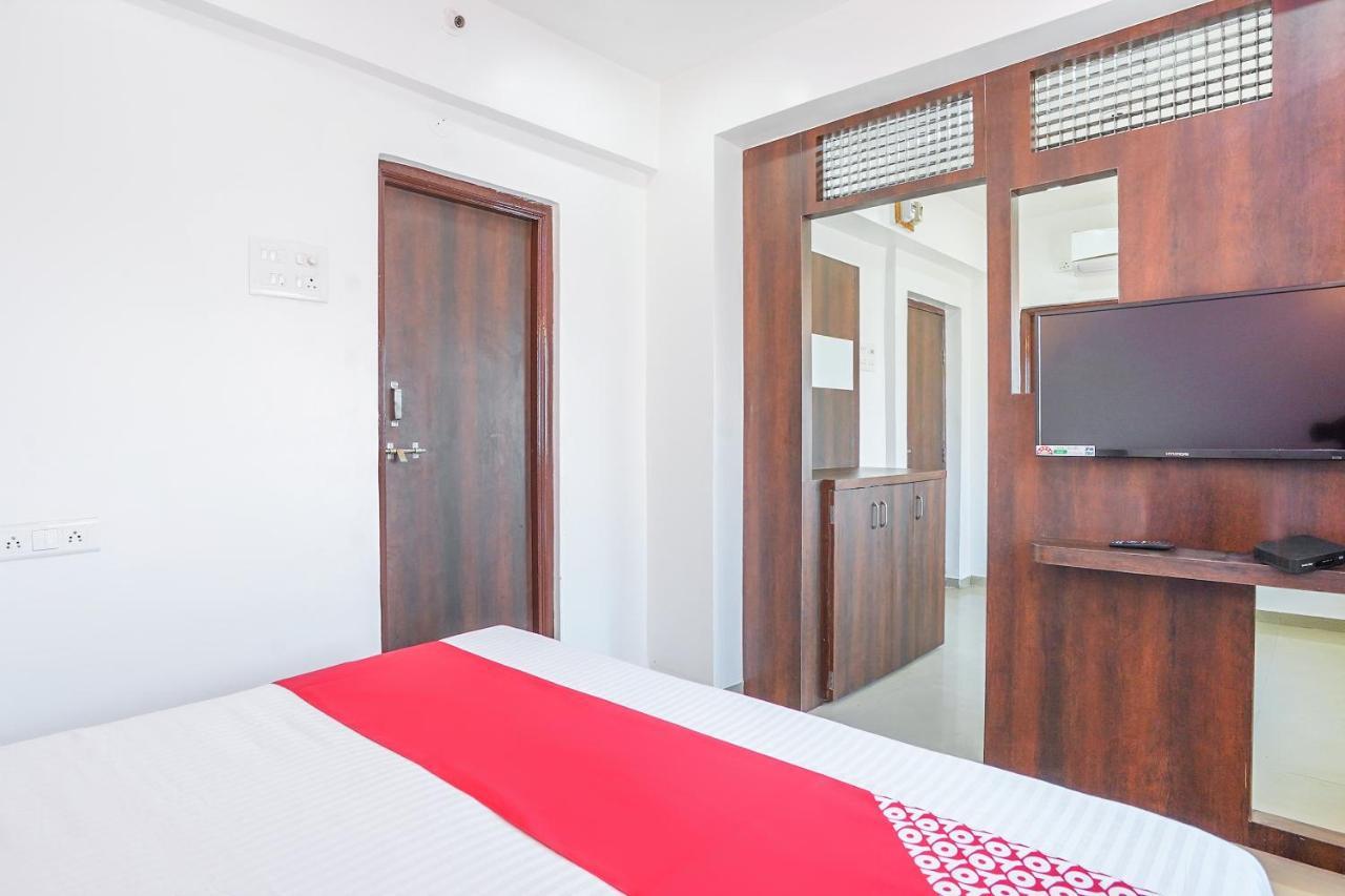 Oyo Flagship 70264 Hotel Vrindavan Mangvadi Exterior foto
